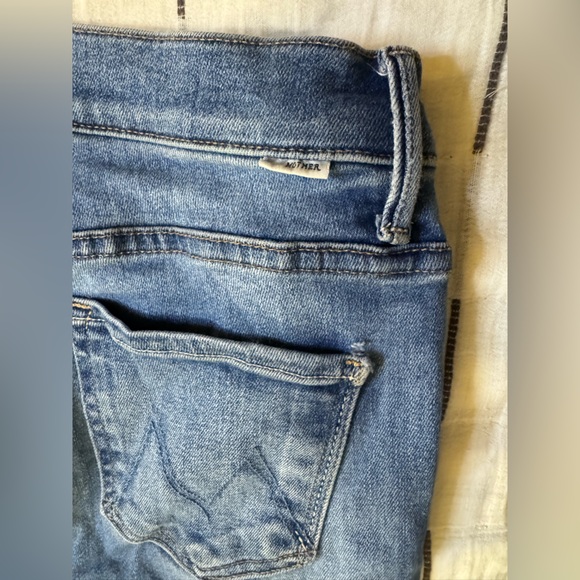 MOTHER The Weekender Frayed Flare Jeans in First Mate - Size 29 - Picture 15 of 15